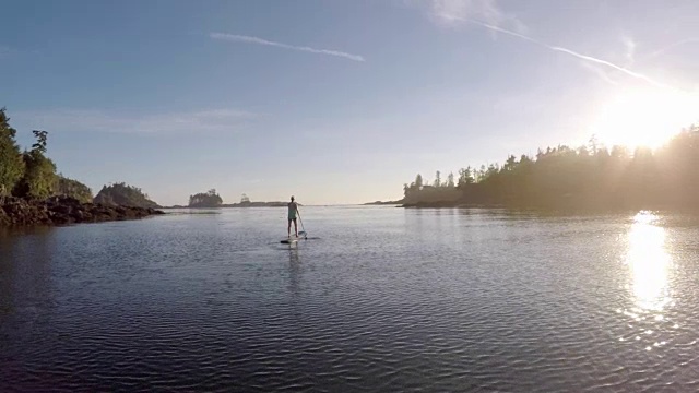 海湾上的女航海家站着划桨视频下载