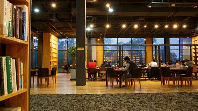 智慧森林图书馆(以音乐录像和商业电影布景而闻名)位于坡州视频下载