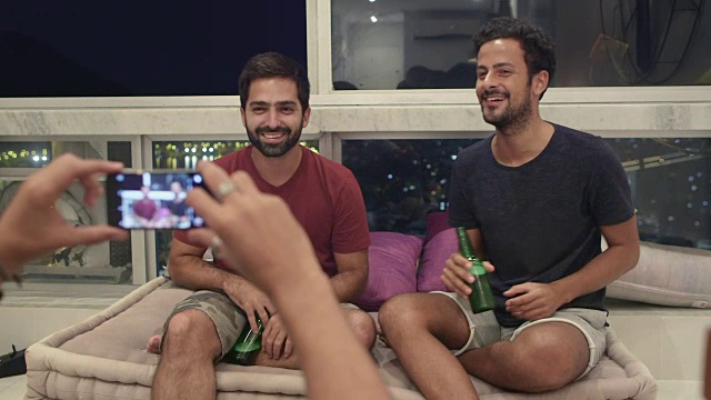 一群男人在巴西里约热内卢的聚会上一起自拍视频下载