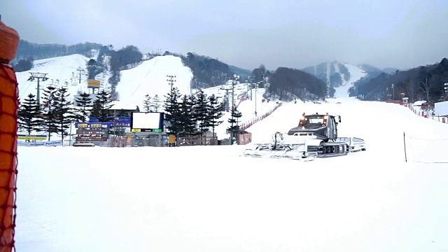 用于滑雪坡道准备的雪刨机视频下载
