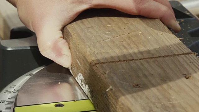 建筑用木材的测量、标记和切割。视频素材