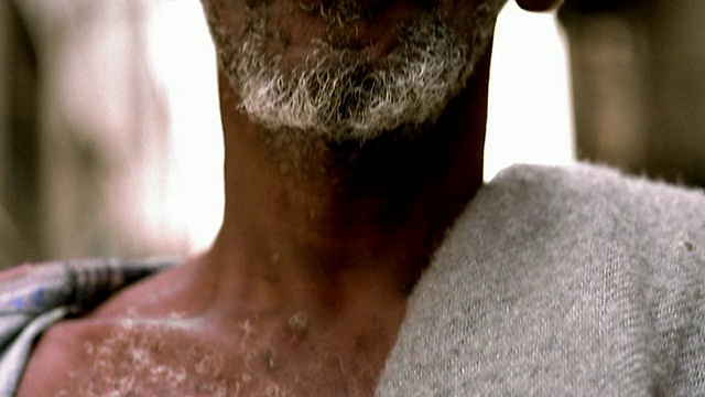 高对比近距离倾斜向下肖像成熟的黑人男子与灰色头发在敞开的衬衫(无家可归者)/洛杉矶，加利福尼亚州视频素材