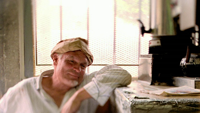 中景选择性架焦点成熟的男人与棕色纸袋“帽子”休息手臂上的反思考/洛杉矶视频素材