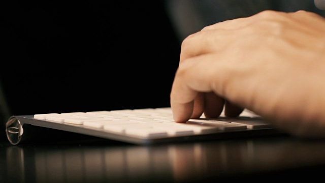 商人的手在键盘上工作的特写镜头视频素材