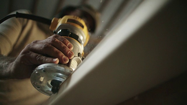 白人男性木匠在他的四十岁路由器一块木头视频素材