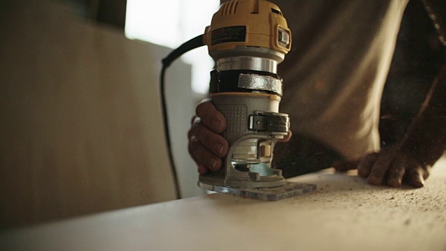 白人男性木匠在他的四十岁路由器一块木头视频素材