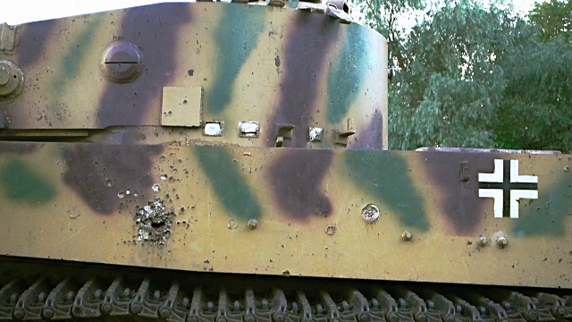 侧面装甲有缺口的重型坦克视频素材