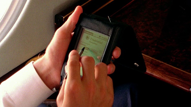 用个人数字助理(PDA)摇晃的慢动作高角度特写男人的双手视频下载