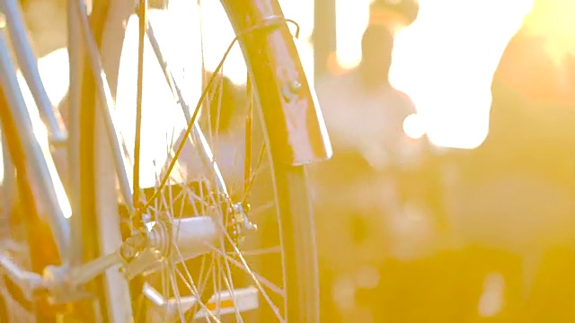 在夏季日落时在城市街道上骑自行车。视频下载