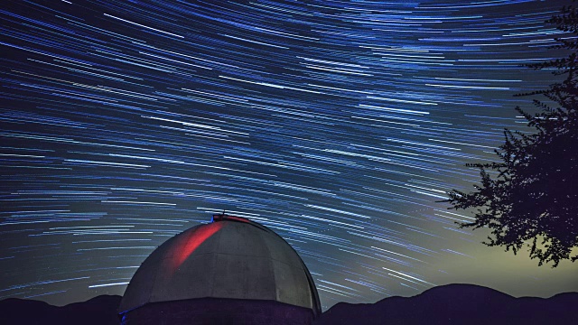 天文观测站在夜晚-星星移动在背景上视频素材