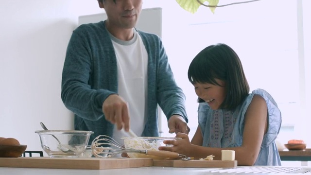 父亲和女儿一起烘焙视频素材
