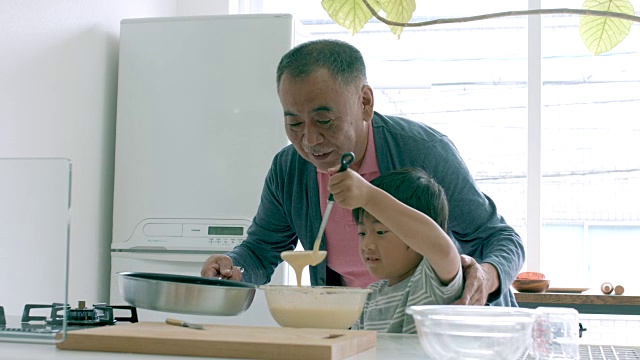 小男孩和他的爷爷一起做饭视频下载