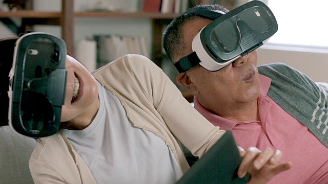 夫妇玩虚拟现实耳机视频素材