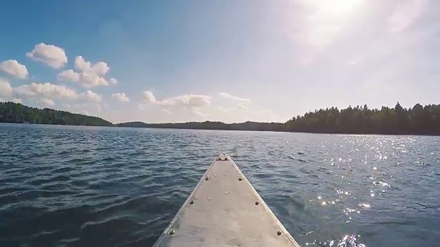水上漂浮的独木舟视频素材