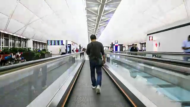 在国际机场漫步视频素材