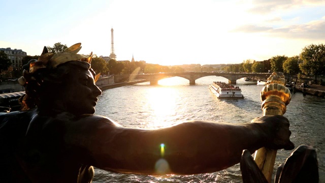 法国巴黎亚历山大桥111桥塞纳河埃菲尔铁塔日落视频下载