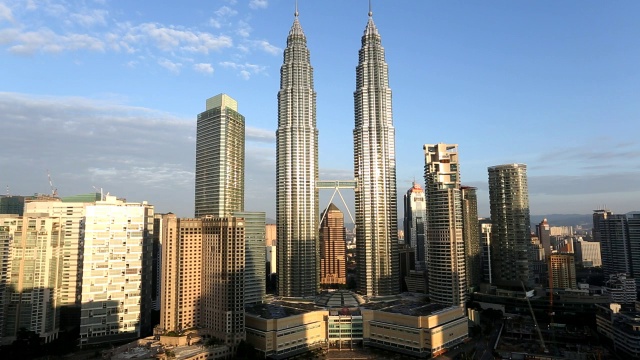 马来西亚双峰塔是马来西亚亚洲城市中心的摩天大楼视频素材