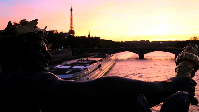 法国巴黎亚历山大桥111桥塞纳河埃菲尔铁塔日落视频下载