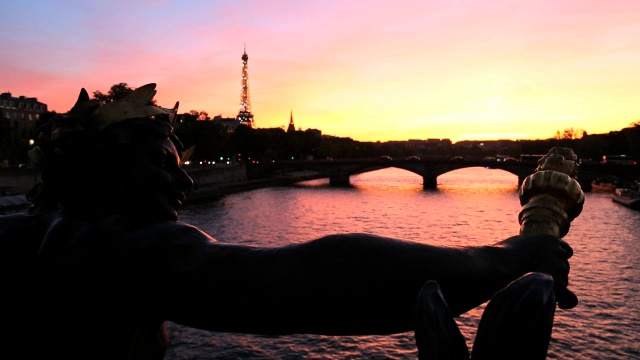 法国巴黎亚历山大桥111桥埃菲尔铁塔日落视频下载