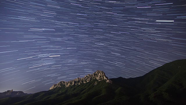 在雪山国家公园蔚山岩上空的星空延时拍摄视频素材