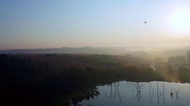 南非豪登省Magaliesberg上空热气球的日出景象视频下载