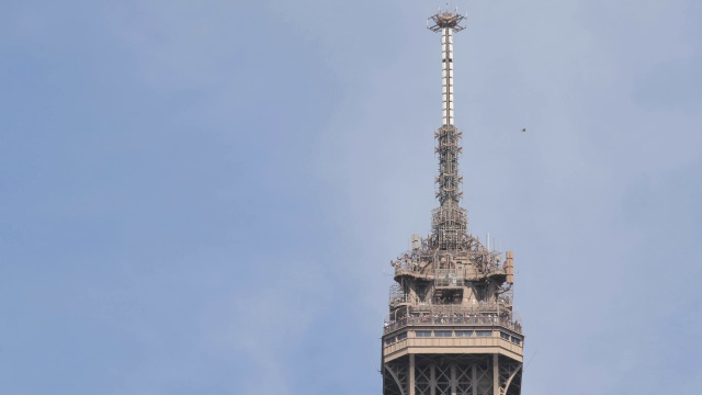 法国巴黎，晴空万里的埃菲尔铁塔高处视频下载