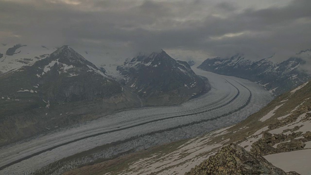 阿尔卑斯山上的阿莱奇冰川视频素材