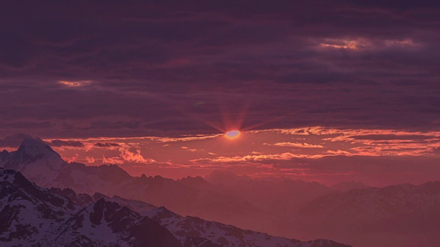 太阳在瑞士阿尔卑斯山升起视频素材