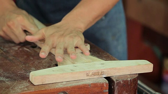 木匠用手刨刨一块木板的手视频素材