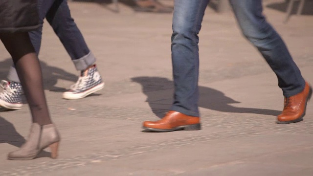 城市，脚，腿，夹盘和皮鞋，接近视频素材
