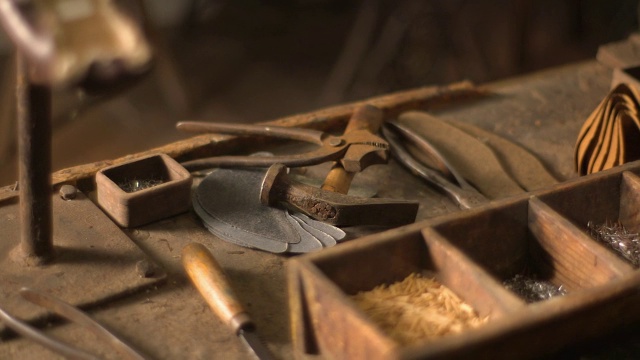 在一家制鞋的历史店，皮鞋和工具放在桌子上，用平底锅射击视频下载