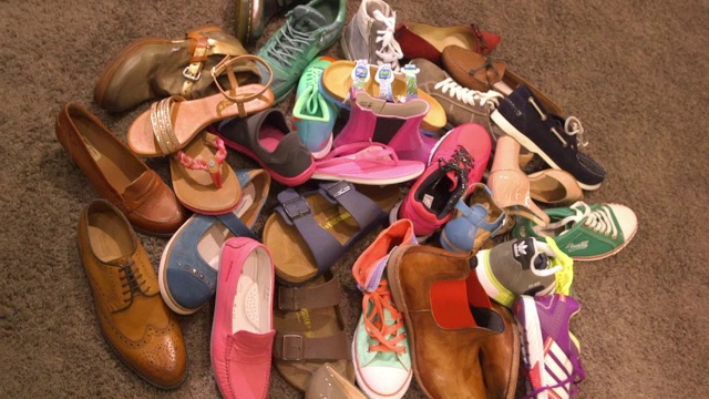 鞋店里，堆着鞋子，平底锅里到处都是鞋子视频下载