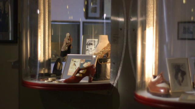 男鞋和女鞋装在玻璃盒里，平底锅视频素材