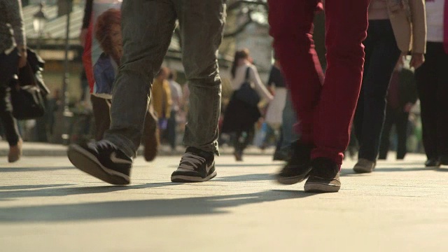 城市，不同的脚，腿和鞋子视频下载