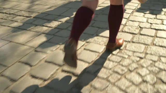 城市，穿着短裤和皮鞋的男人视频素材