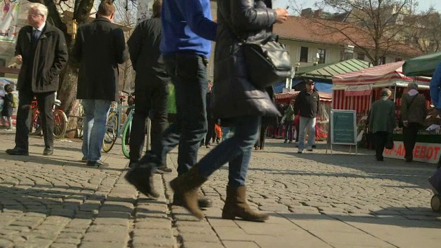 城市，不同的脚，腿和鞋子，接近视频下载