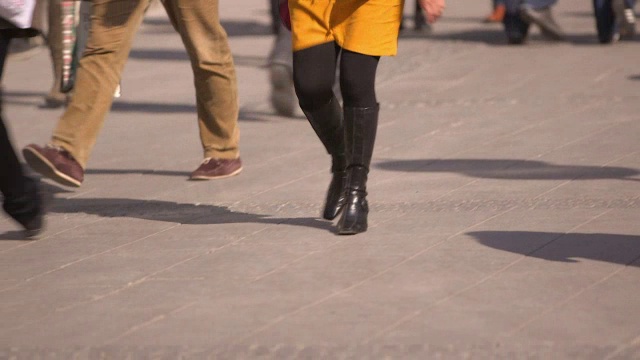 城市，女人的腿，女人穿裙子和靴子视频素材