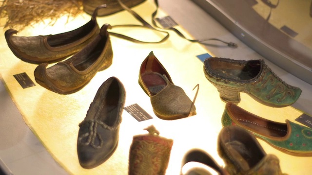 桌子与中世纪彩色鞋，摄影视频下载