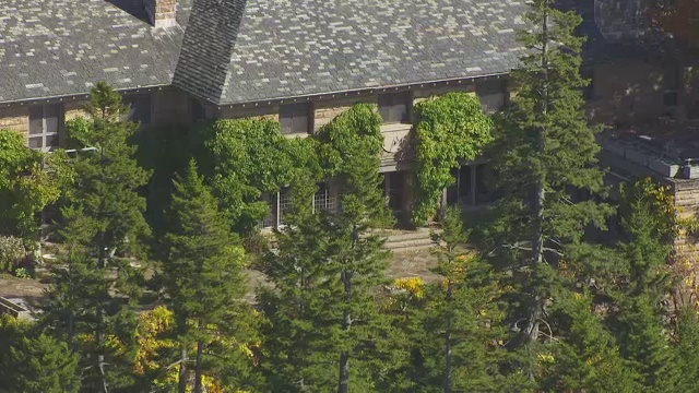 被树木包围的玛莎·斯图尔特之家的WS AERIAL POV视图，缅因州，美国视频下载