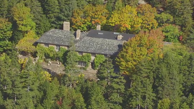 美国缅因州，被树木包围的玛莎·斯图尔特之家鸟瞰图视频下载