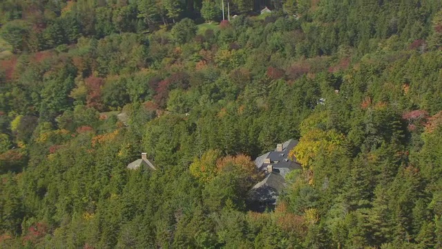 Martha Stewart House roof with forest area/ Mount Desert, Maine, United States的AERIAL POV视图视频下载