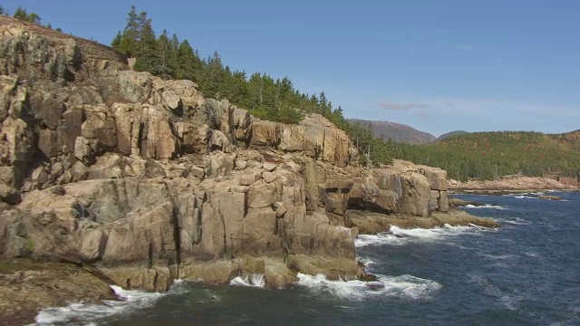 WS AERIAL POV悬崖与岩石海岸线/ Hancock县，缅因州，美国视频下载