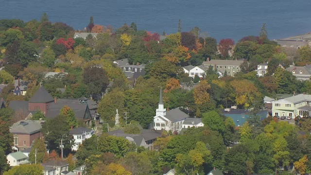 WS AERIAL POV查看房子和树/巴尔港，缅因州，美国视频下载