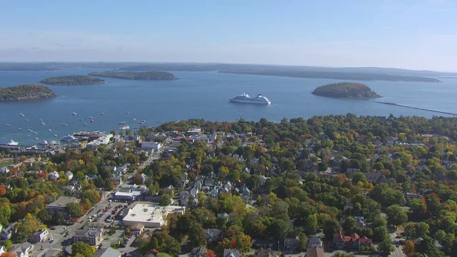 美国缅因州的巴尔港，以游船为背景的WS航拍视角视频下载