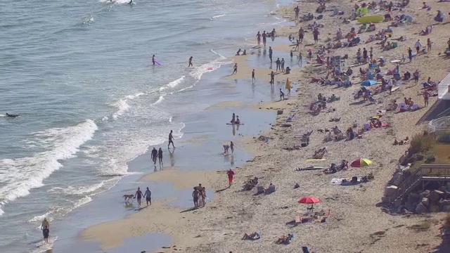 WS AERIAL POV海滩游客在Walis Sands State海滩/朴茨茅斯，新罕布什尔州，美国享受视频下载