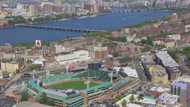 美国马萨诸塞州波士顿市芬威球场的WS AERIAL POV ZO视图视频素材