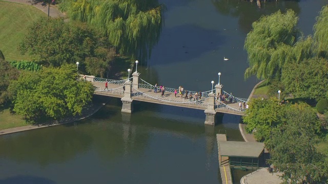 美国马萨诸塞州波士顿公共花园的行人天桥上的人们的WS AERIAL POV视图视频下载