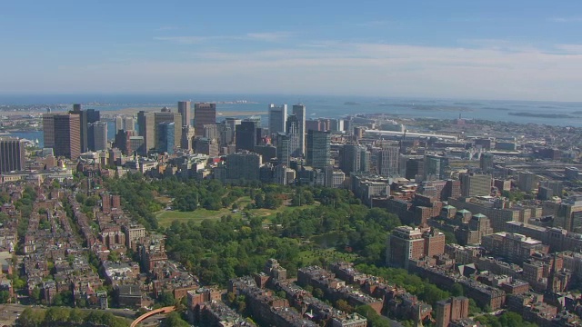 波士顿公共花园的WS AERIAL POV景观/波士顿，马萨诸塞州，美国视频下载