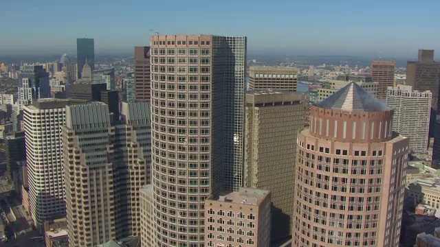 WS AERIAL POV在市中心/波士顿，马萨诸塞州，美国的现代摩天大楼视频素材