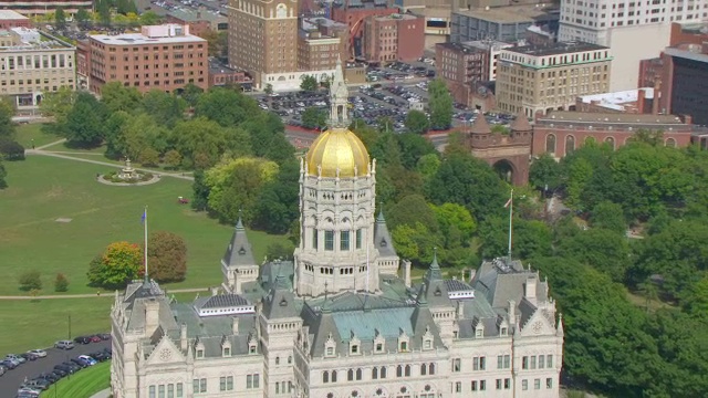 美国康涅狄格州，哈特福德，MS AERIAL POV ZO俯瞰康涅狄格州议会大厦的金色圆顶视频素材